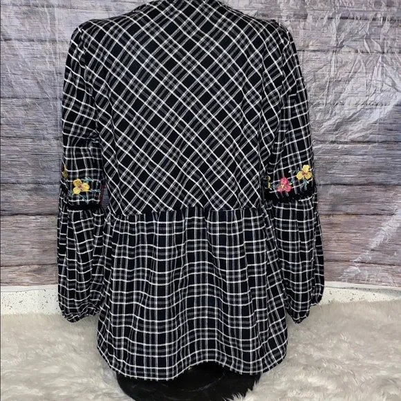 Savanna Jane Black & White Plaid Top With Embroidered Flowers - Picture 9 of 11